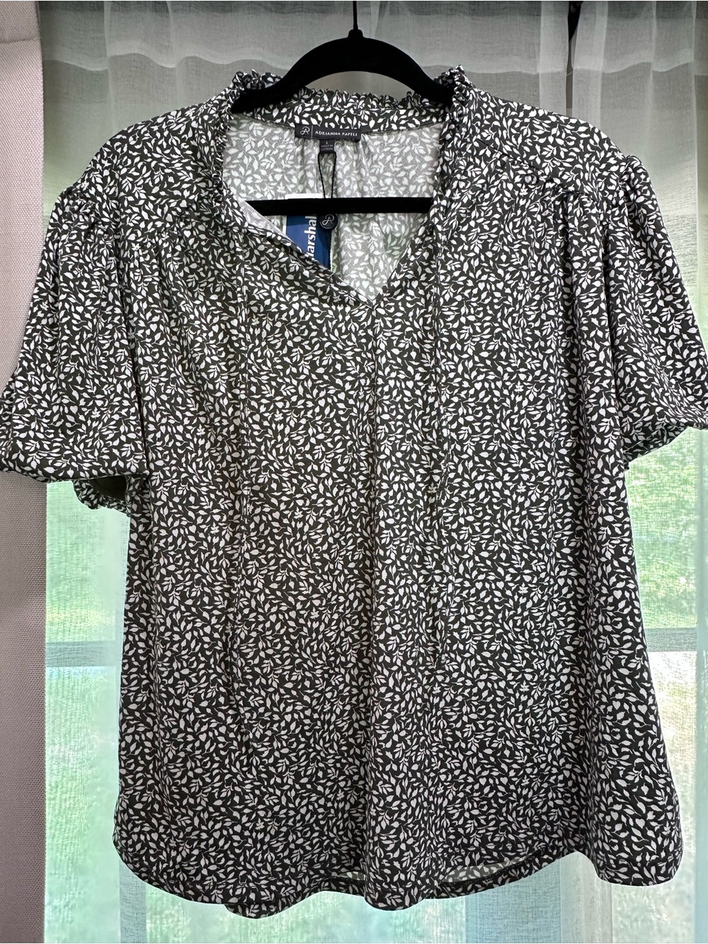 Green and White Leaf Printed V-Neck Short Sleeve Top